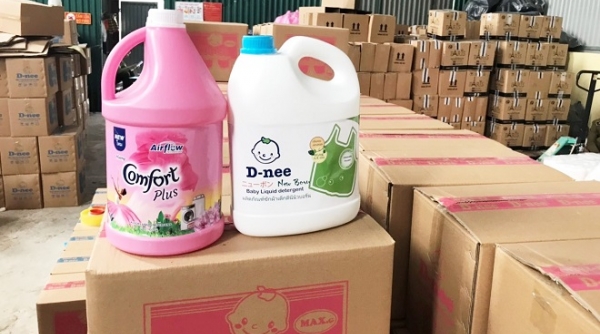 Hà Nội: Bắt quả tang cơ sở sản xuất nước giặt giả mạo nhãn hiệu D-nee, Comfort