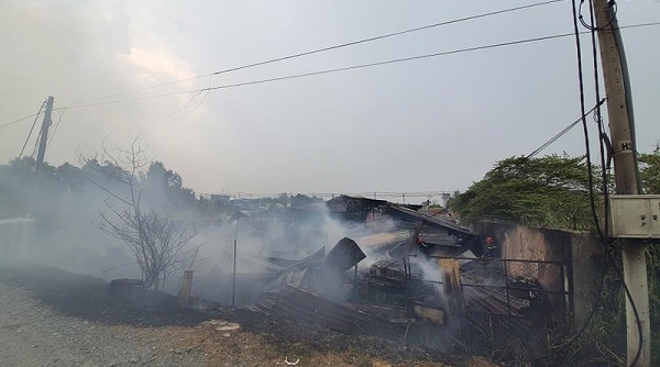 TP.HCM: Cháy xưởng gỗ tại huyện Hóc Môn, nhiều tài sản bị thiêu rụi