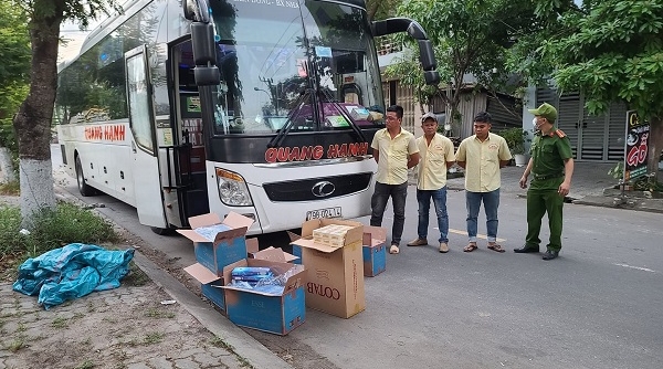 Đà Nẵng: Bắt quả tang xe khách vận chuyển hơn 3.000 bao thuốc lá lậu