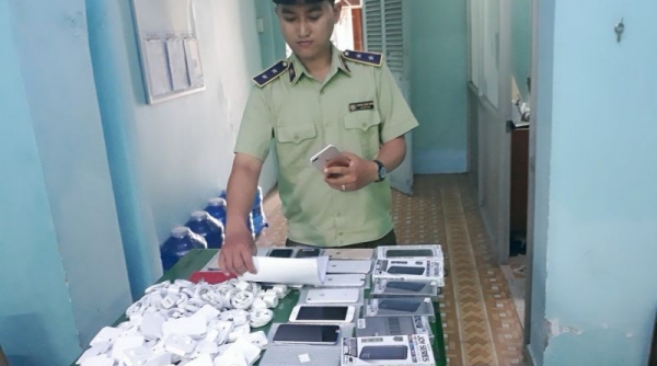 Tiền Giang: Tạm giữ 63 điện thoại Iphone đã qua sử dụng, 177 phụ kiện điện thoại có dấu hiệu nhập lậu