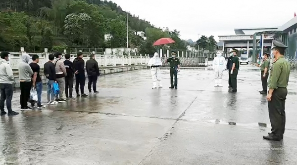 Cao Bằng: Trao trả 10 công dân Trung Quốc nhập cảnh trái phép vào Việt Nam