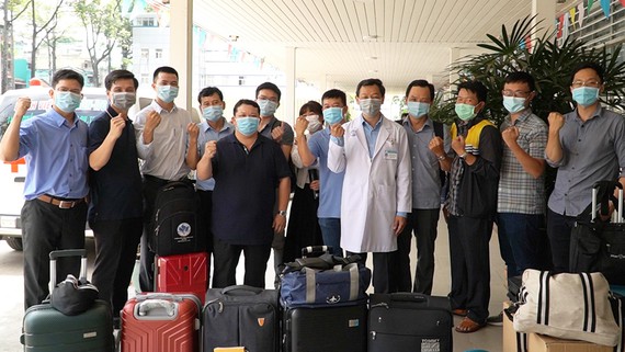 Đội phản ứng nhanh Bệnh viện Chợ Rẫy lên đường hỗ trợ tỉnh Kiên Giang xây dựng bệnh viện dã chiến chống dịch Covid-19