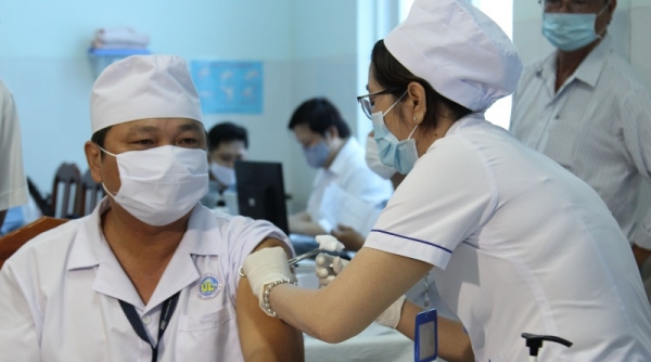 Vĩnh Long: Tiến hành tiêm mũi vaccine đầu tiên phòng chống Covid-19