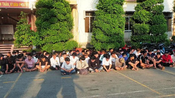 Tiền Giang: Khởi tố 11 thanh thiếu niên biểu diễn đua xe, gây náo loạn trên Quốc lộ 1