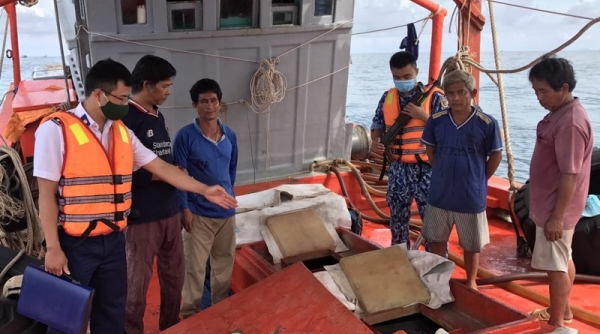 Kiên Giang: Cảnh sát biển phát hiện, bắt giữ tàu vận chuyển hơn 70.000 lít dầu DO trái phép trên biển