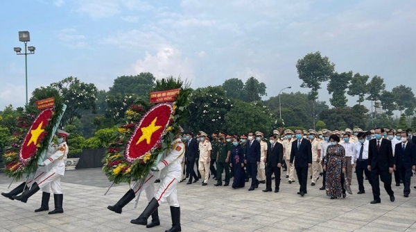 TPHCM: Lãnh đạo dâng hương tưởng niệm các anh hùng liệt sĩ nhân Ngày Giải phóng miền Nam, thống nhất đất nước