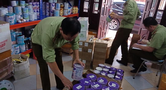 Thái Bình: Phát hiện hàng trăm hộp sữa bột và mỹ phẩm chưa rõ nguồn gốc xuất xứ