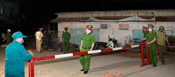 Vĩnh Phúc: Đình chỉ công tác Chủ tịch UBND thị trấn Yên Lạc, do thiếu trách nhiệm phòng chống dịch