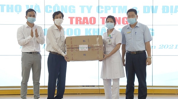 Trao tặng 61.000 khẩu trang y tế cho các đơn vị tuyến đầu chống dịch COVID-19 trên địa bàn tỉnh Phú Thọ