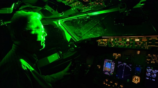 Cục Hàng không cảnh báo hiện tượng chiếu đèn laser vào buồng lái máy bay