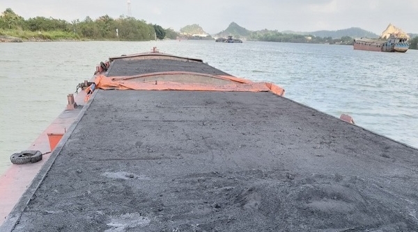 Quảng Ninh: Bắt giữ tàu vận chuyển 800 tấn xít xay không rõ nguồn gốc