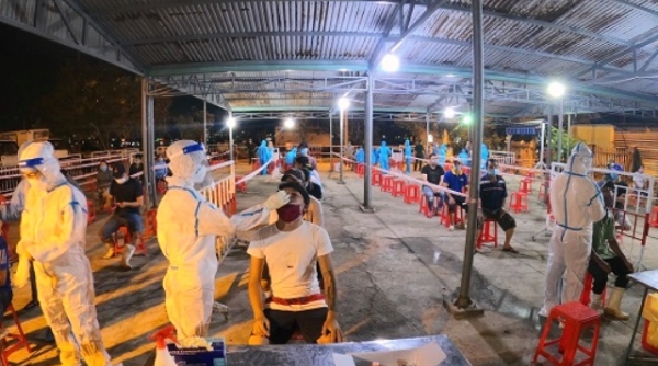 Đà Nẵng: Xuyên đêm lấy mẫu xét nghiệm Covid-19 cho hơn 2.500 tiểu thương cảng cá Thọ Quang