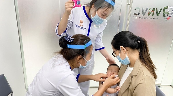 VNVC Đồng Hới kịp thời hoạt động, người dân Quảng Bình tiêm vắc xin tại tỉnh nhà trước thế “gọng kìm” Covid-19
