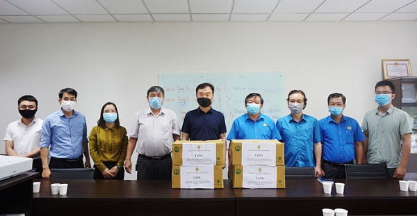 Trao tặng vật tư y tế hỗ trợ công tác phòng chống dịch Covid-19 cho Công ty TNHH Công nghệ Namuga Phú Thọ