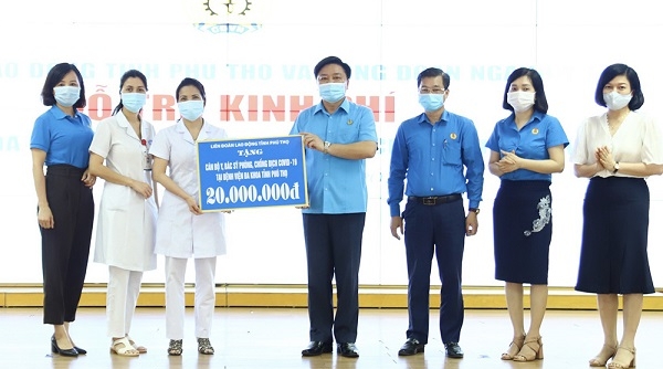 Liên đoàn Lao động tỉnh Phú Thọ: Trao tặng kinh phí hỗ trợ cán bộ y bác sỹ phòng chống dịch Covid-19