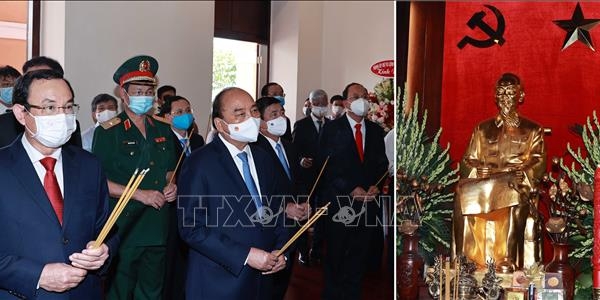 Chủ tịch nước Nguyễn Xuân Phúc dâng hương tưởng nhớ Bác Hồ