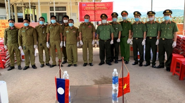 Công an Thừa Thiên Huế tặng Sở An ninh nước bạn Lào nhu yếu phẩm, thiết bị y tế phòng, chống dịch Covid-19