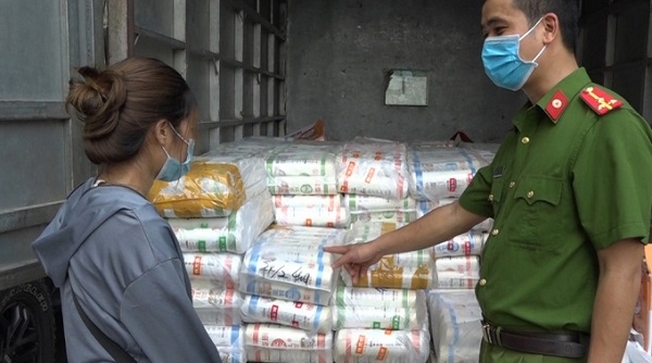 Lào Cai: Phát hiện xe tải chở 1.530 ống mỳ, 420 hộp nguyên liệu trà sữa không rõ nguồn gốc
