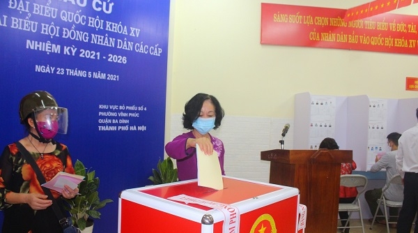 Trưởng ban Tổ chức Trung ương Trương Thị Mai bỏ phiếu bầu cử tại quận Ba Đình (Hà Nội)
