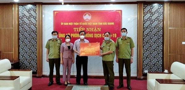 Tổng cục Quản lý thị trường: Ủng hộ tỉnh Bắc Giang 1.000 bộ trang phục phòng chống dịch