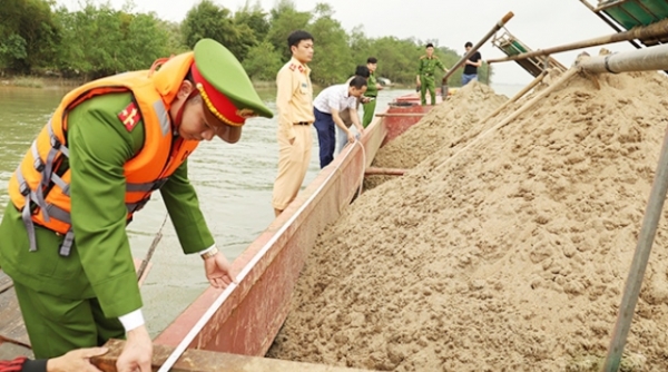Hà Tĩnh: Khai thác cát trái phép, 2 chủ sà lan bị phạt hơn 100 triệu đồng