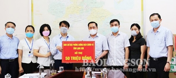 Lạng Sơn: Trao kinh phí hỗ trợ Trung tâm Kiểm soát bệnh tật tỉnh