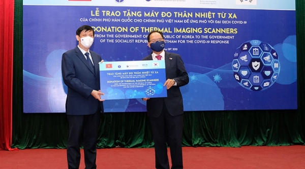 Việt Nam tiếp nhận hỗ trợ 40 máy đo thân nhiệt từ xa của Chính phủ Hàn Quốc