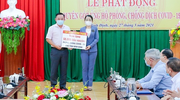 Tập đoàn Hưng Thịnh trao tặng 50.000 liều vắc-xin phòng, chống Covid -19 cho tỉnh Bình Định