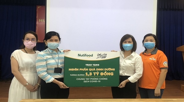 Nutifood và Ông Bầu trao tặng sản phẩm dinh dưỡng giá trị 1,3 tỷ đồng cho CBNV ngành y tế tham gia chống dịch Covid-19