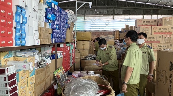 Phát hiện kho chứa hơn 8.000 gia dụng vi phạm nhãn hàng hóa tại Vĩnh Long