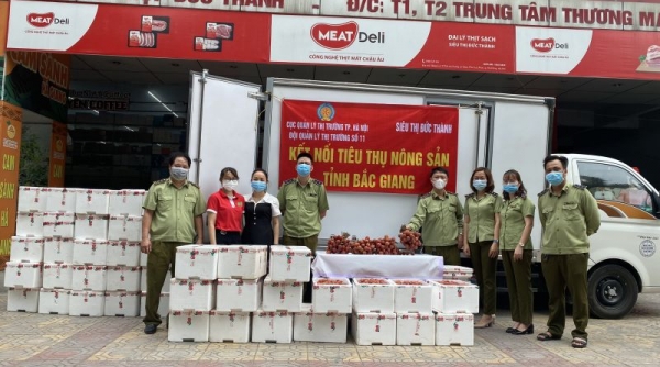 Đội Quản lý thị trường số 11 (Cục QLTT TP.Hà Nội) hỗ trợ tiêu thụ vải thiều cho bà con vùng dịch Bắc Giang