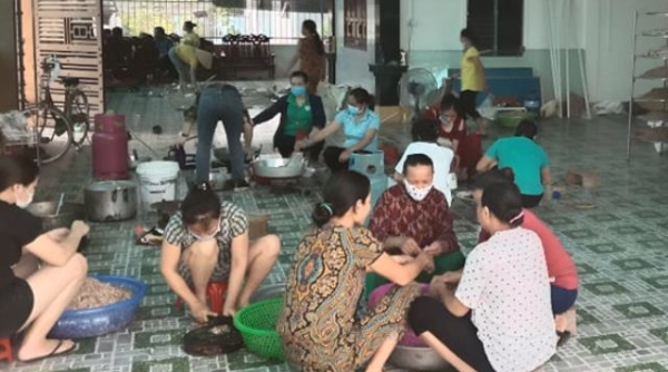 Nghệ An: Cả xóm làm chà bông, xúc xích gửi ra Bắc Giang chống dịch