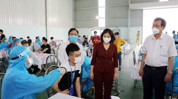 Bắc Ninh: Chủ tịch UBND tỉnh kiểm tra tiêm vắc xin cho công nhân tại Khu công nghiệp VSIP