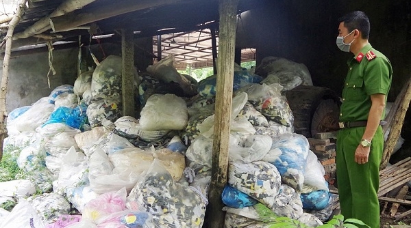 Thái Nguyên: Phát hiện trên 13,5 tấn găng tay y tế đã qua sử dụng chuẩn bị được tái chế bán ra thị trường