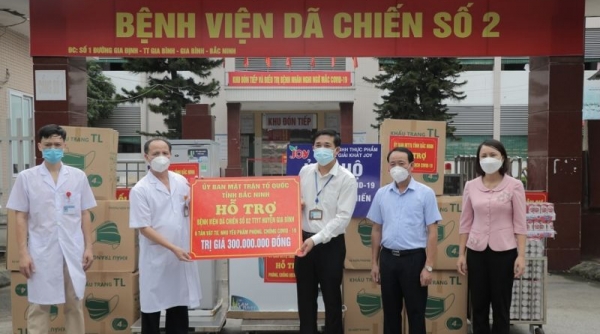 Bắc Ninh: Ủy ban Mặt trận Tổ quốc tỉnh trao tặng trang thiết bị cho các bệnh viện dã chiến