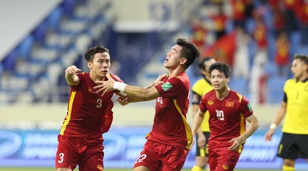 Thắng Malaysia 2-1, Việt Nam rộng cửa đi tiếp