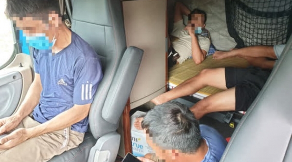 Đà Nẵng: Phát hiện 5 người trốn trong xe đầu kéo để tránh chốt kiểm soát dịch