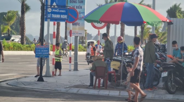 Hạ Long – Quảng Ninh: Bãi tắm Hòn Gai đi vào hoạt động, bãi trông giữ xe tự phát thu phí “nở rộ”?