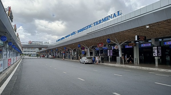 Người dân hạn chế di chuyển, sân bay Tân Sơn Nhất “vắng tanh”