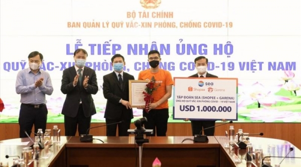 Đại diện Shopee và Garena Việt Nam ủng hộ 1 triệu USD vào Quỹ vaccine phòng COVID-19