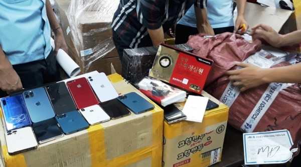 Phát hiện, thu giữ 134 điện thoại và nhiều linh kiện điện tử nghi nhập lậu tại sân bay quốc tế Nội Bài