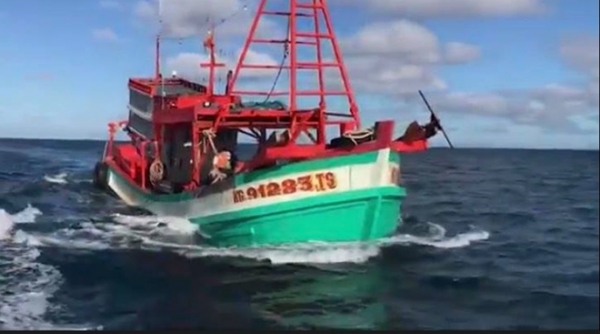 Cảnh sát biển bắt giữ tàu vận chuyển khoảng 70.000 lít dầu DO lậu