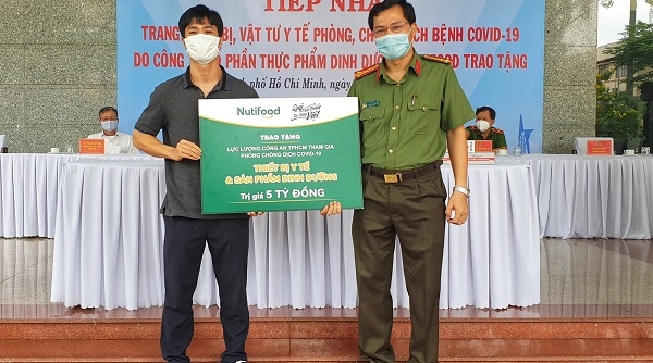 Công Phượng cùng Qũy Phát triển Tài năng Việt tiếp sức chống dịch tại TP. HCM