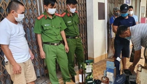 Quảng Trị: Bắt giữ xe ô tô vận chuyển 1.600 chai rượu ngoại nhập lậu tiền tỷ