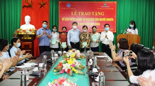 Phú Thọ: Trao tặng 17 sổ BHXH cho hộ nghèo và 938 thẻ BHYT cho học sinh, sinh viên có hoàn cảnh khó khăn