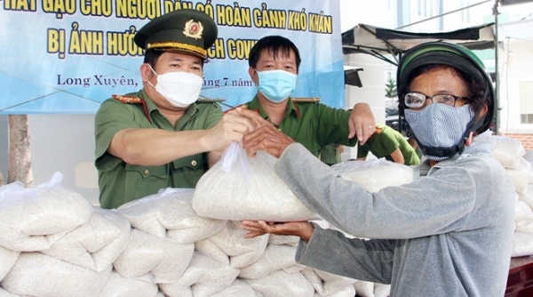 Công an An Giang: Trao tặng 110 tấn gạo cho người dân có hoàn cảnh khó khăn