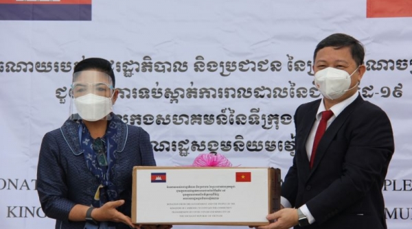 Chính phủ Hoàng gia Campuchia tặng trang thiết bị và vật tư y tế phòng, chống dịch Covid-19 cho TP.HCM