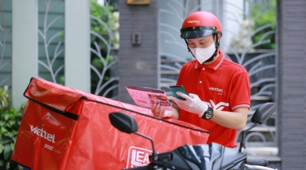 Nhân viên vận chuyển hàng hóa thiết yếu bằng xe mô tô 2 bánh phải đăng ký