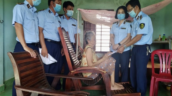 Bình Thuận: Cục Quản lý thị trường thăm và tặng quà Mẹ Việt Nam anh hùng nhân kỷ niệm ngày Thương binh - Liệt sỹ