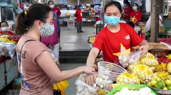 Quận Long Biên (Hà Nội): Phát thẻ đi chợ cho người dân trên địa bàn